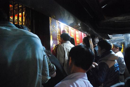 Chen chân xin lộc đền Bà Chúa Kho ảnh 10
